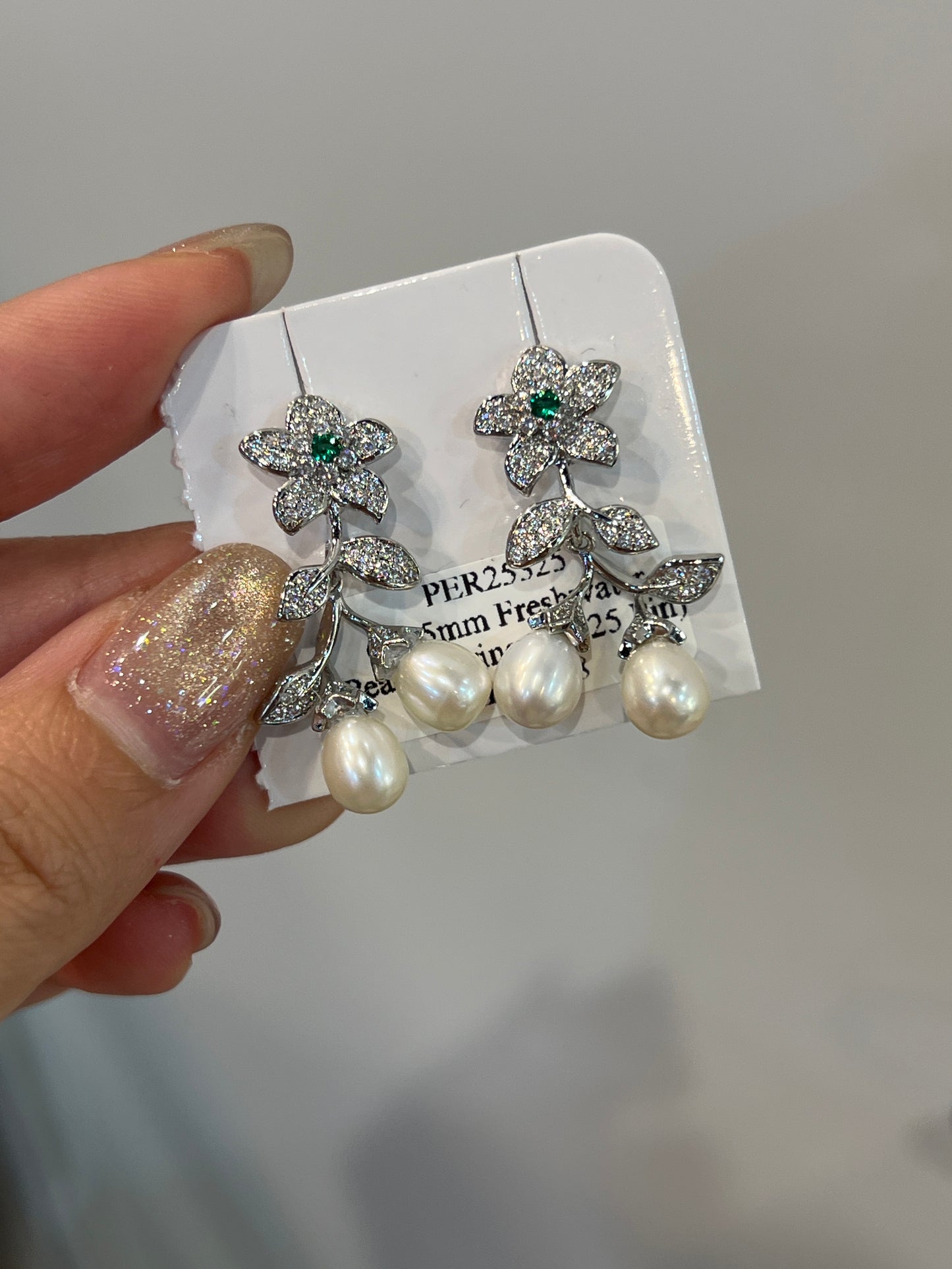 Freshwater pearl earrings￼