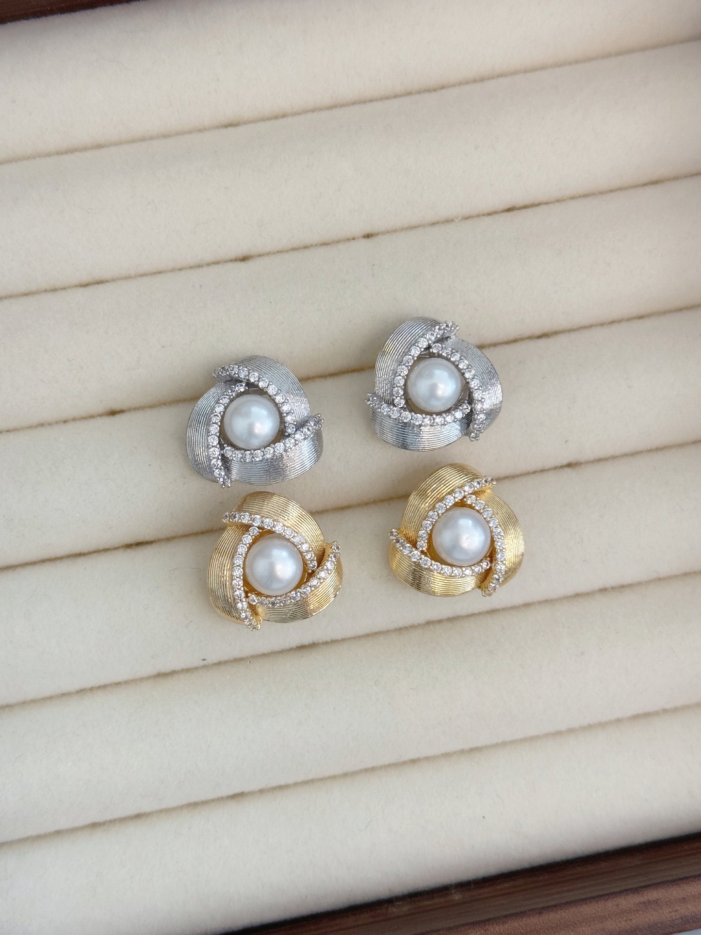 [Brass] Freshwater Pearl Earring | 淡水珍珠拉絲三角耳釘