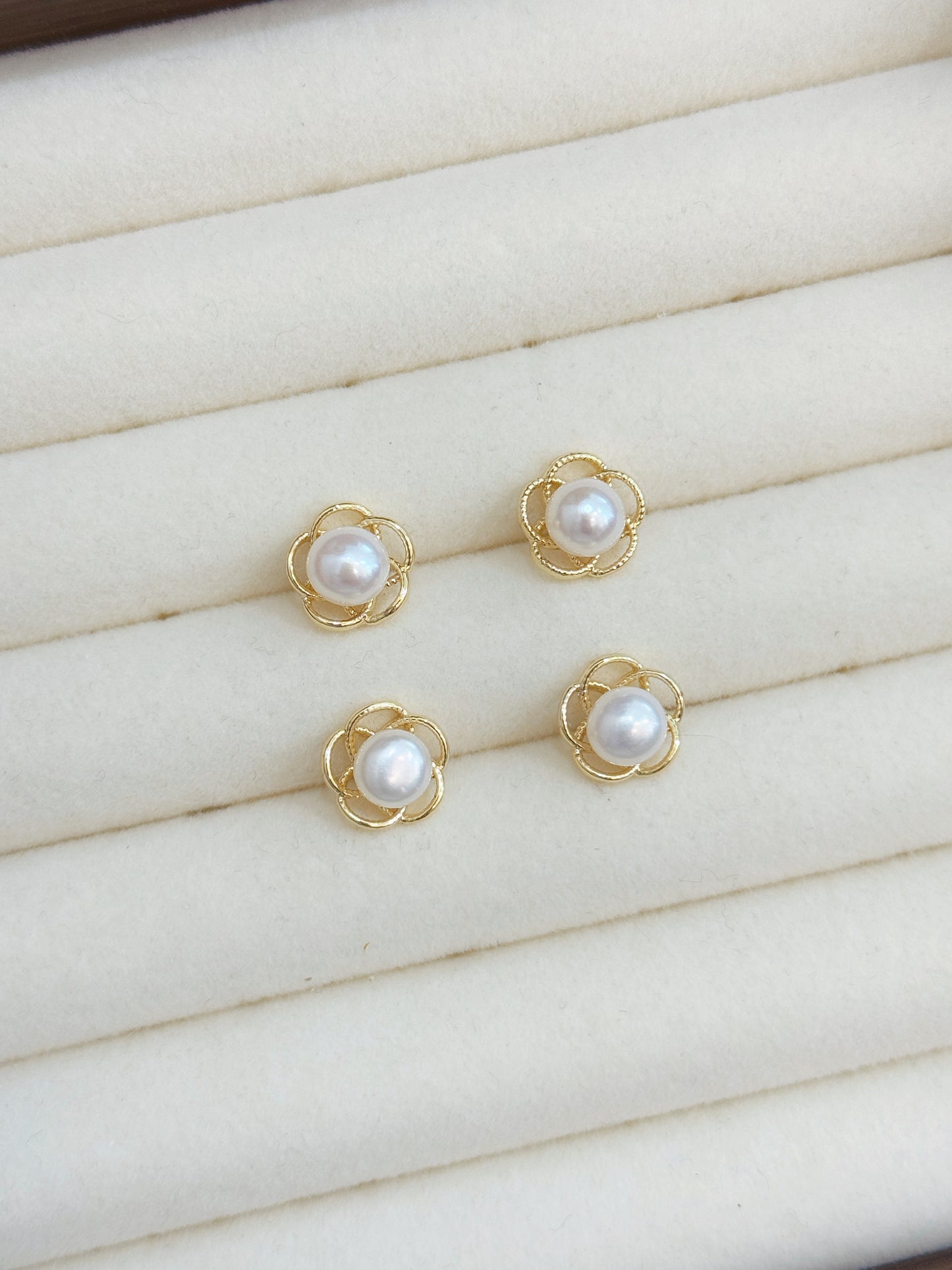 [Brass] Freshwater Pearl Earring | 淡水珍珠鏤空小花耳釘